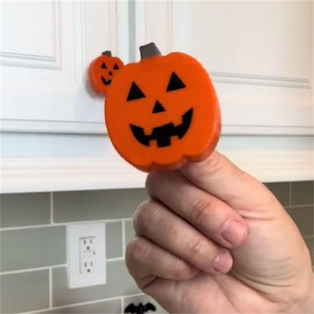 Halloween pumpkin knob cover,  - огляд і ціна Furniture Hardware Bolts